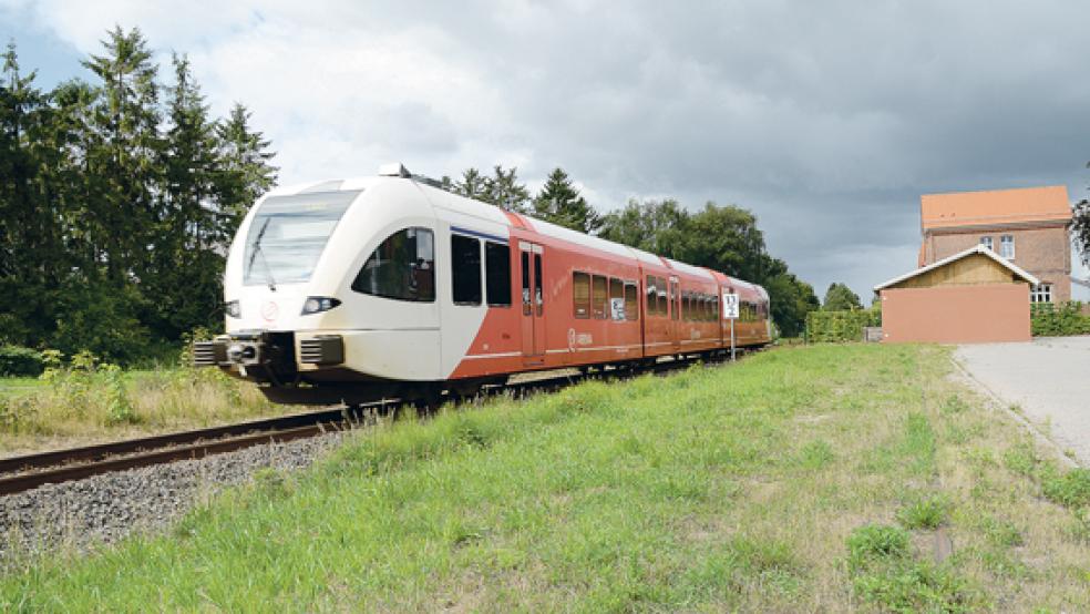 In Bunde sollen Ende 2018 wieder Züge halten. Ein Ingenieurbüro soll zwei Bahnsteig-Standorte in der Nähe des alten Bahnhofs (rechts im Bild) bald auf ihre Eignung hin untersuchen. Die Auftragsvergabe soll in Kürze erfolgen. © Archivfoto: Hanken