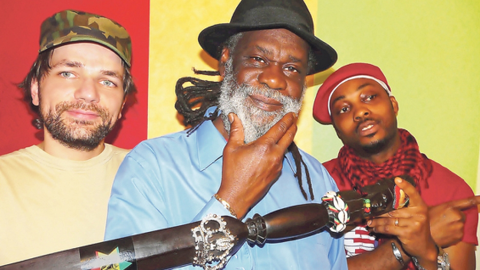 Die Reggae-Band »Rasta Pacey Trio« um den jamaikanischen Sänger Mr. Pacey tritt in der Gaststätte »Erbgroßherzog« am Vaderkeborg in Leer auf. © Foto: privat