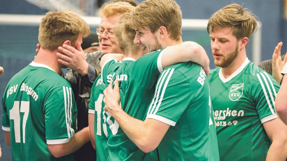 Sie herzten sich innig: Im vergangenen Jahr gewann der BSV Bingum den Rheiderland-Hallenpokal. Seinen Titel will der BSV heute und morgen verteidigen. © Foto: Mentrup