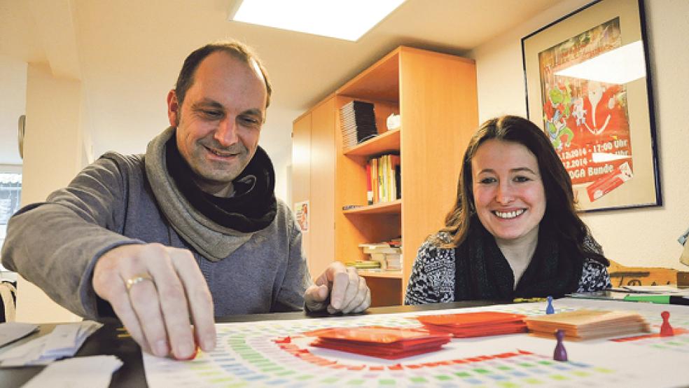 Das Bunder Jugendbüro hat zum ersten Mal ein Brettspiel entwickelt. Werner Hoffmann und Alina Egger stellten das neueste Projekt vor. Es werden jetzt noch Testspieler gesucht. © Foto: Boelmann