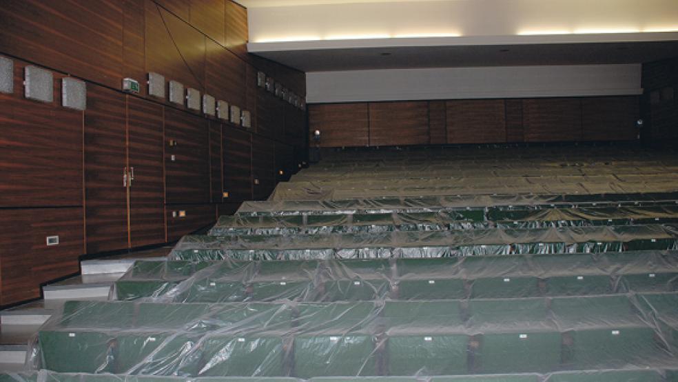 Staubdicht eingepackt wurden die Stühle der Schulaula im Sommer 2009 während der Sanierungsarbeiten der heutigen Oberschule an der Wiesenstraße. © Archivfoto: Hoegen