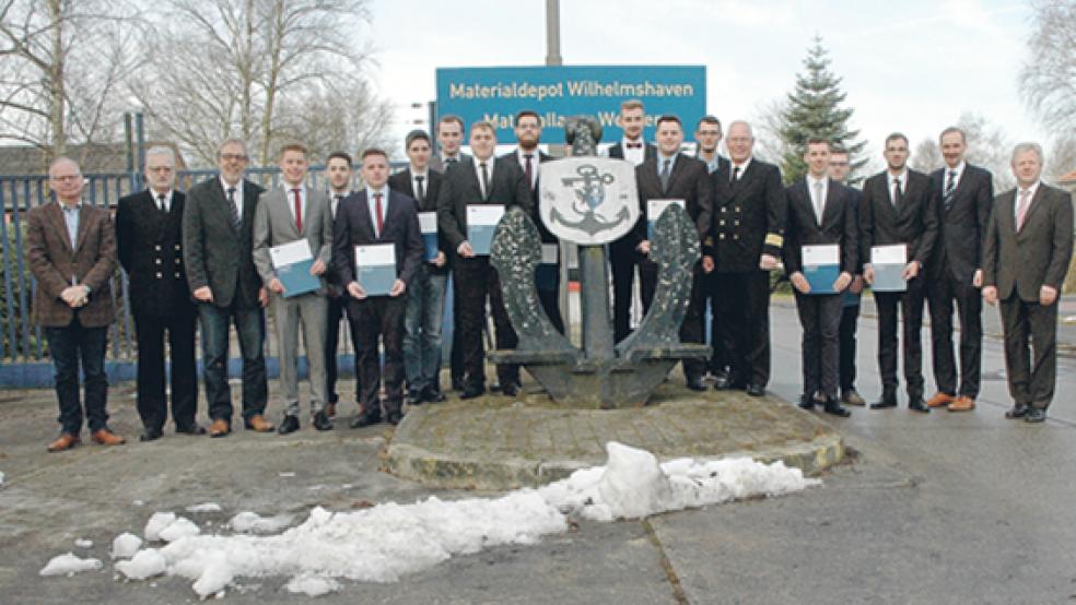 Zwölf frischgebackene Elektroniker für Geräte und Systeme erhielten gestern im Materialdepot der Bundeswehr in Weener nach dreieinhalbjähriger Ausbildung ihre Facharbeiterbriefe. Dazu gratulierte ihnen unter anderem Bürgermeister Ludwig Sonnenberg (rechts). © Foto: Szyska