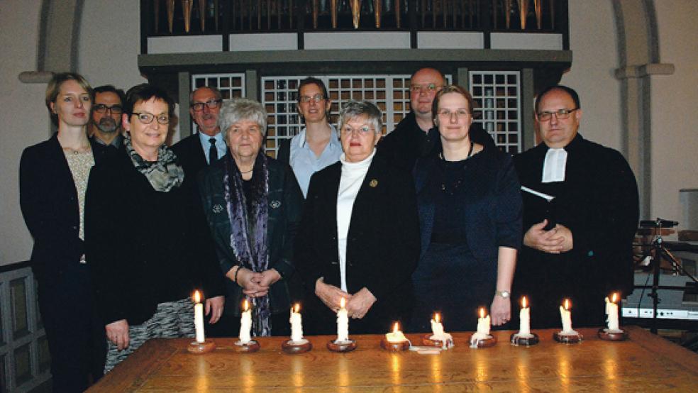 Der Arbeitskreis Rheiderländer Kirchengemeinden gestaltete in der reformierten Kirche in Ditzum den ökumenischen Gedenkgottesdienst für die Opfer des Nationalsozialismus; neun Kerzen auf dem Tisch erinnern an die verschiedenen Opfergruppen. Am Gottesdienst wirkten mit (von links) Pastorin Jana Metelerkamp, Theus Graalmann, Barbara Ostendorp, Gerhard Janssen, Lina Garen, Sabrina Koetsier, Karin Mittwollen, Pfarrer Dr. Andreas Robben sowie Gitta Smeins und Pastor Martin Schneider. Auf dem Foto fehlt Gerda Pruin.  © Fotos: Kuper
