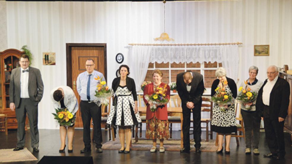 Geschafft! Applaus für die Schauspieler und Blumen von den Feuerwehrkameraden. Anna Schönfeld (dritte von rechts) alias Frau Meyer stand übrigens das erste Mal auf einer Theaterbühne. © Fotos: Himstedt