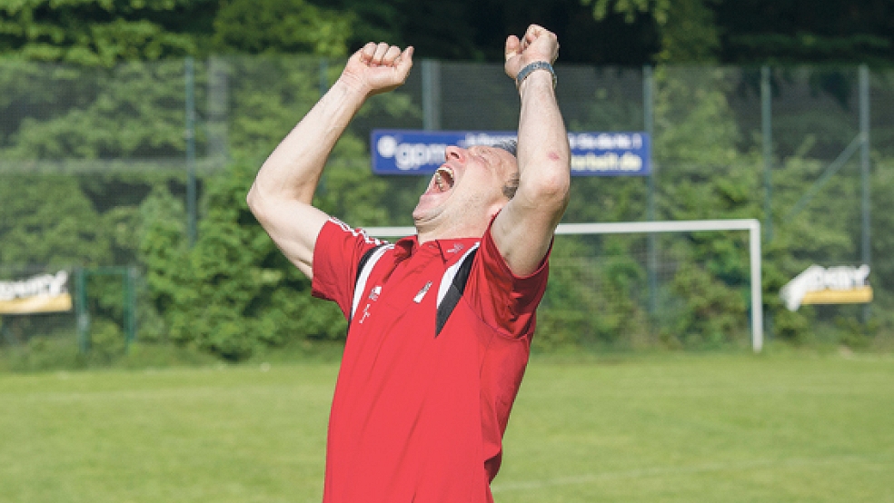 Er jubelt weiter beim SV Ems Jemgum: Bernhard Lübbers bleibt dem Verein als Trainer in der kommenden Saison erhalten. © Foto: Mentrup