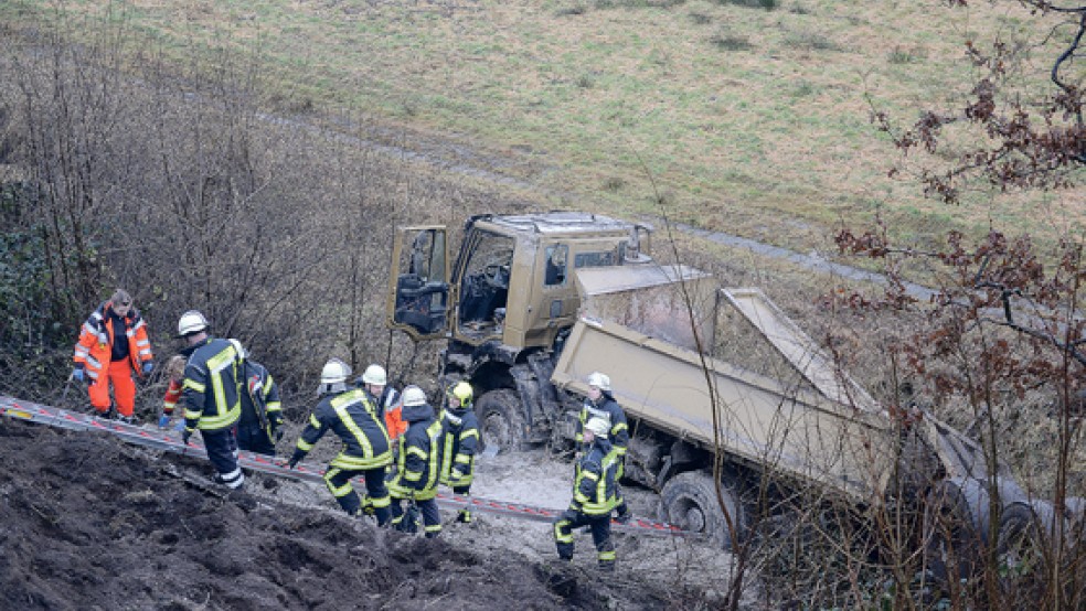 Mit Leitern verschafften sich die Rettungskräfte einen Zugang zu dem Lkw. Der Fahrer klagte über starke Rückenschmerzen und wurde von der Feuerwehr mit einer speziellen Schleifkorbtrage möglichst schonend geborgen. © Foto: Wolters