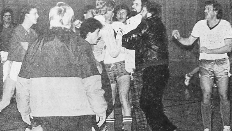 Völlig ineinander verkeilt waren Spieler des TV Bunde und des TuS Ditzumerverlaat im Januar 1987 bei ihrer Schlägerei beim Rheiderland-Hallenpokal. © Foto: RZ-Archiv
