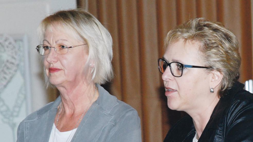 Über die »FrauenWochen« im März informierte Angelika Janßen-Harms (links) anlässlich des Neujahrsempfangs der Stadt Weener; Trinette Hoffbuhr machte Werbung für das »Plattdeutsche«.  © Foto: Kuper