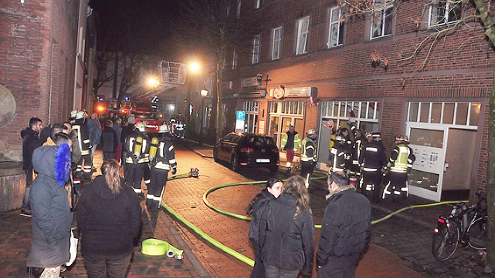 Die Feuerwehr war mit einem Großaufgebot an der Brunnenstraße in Leer im Einsatz © Foto: Wolters