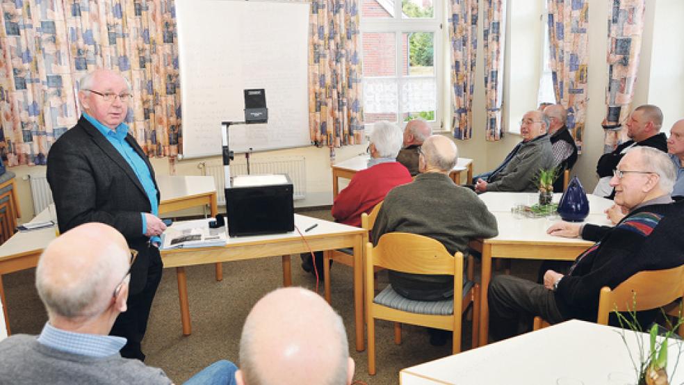 Der Vorsitzende des »Allgemeinen Krankenhausvereins für das Rheiderland«, Jakobus Baumann (stehend), sprach beim »Männerfrühstück« in Jemgum über die Geschichte des Krankenhauses. © Foto: Wolters