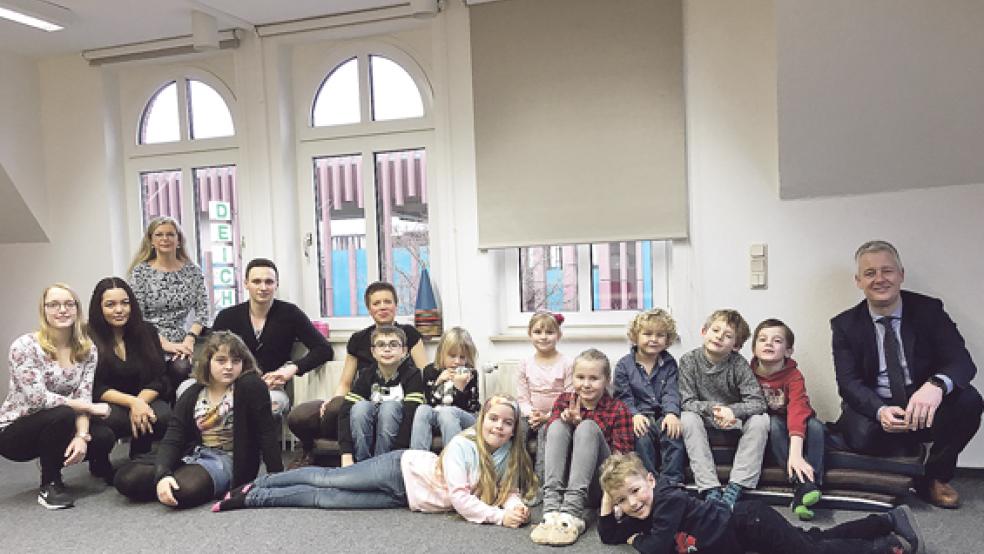 Die Kinder vom Spieltreff mit ihren Betreuern sowie Landrat Matthias Groote (rechts) und der Leiterin der Stabsstelle Frauen- und Famileinförderung, Jutta Fröse (hinten links). © Foto: Landkreis Leer