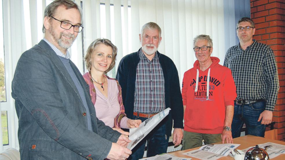 Bei der »zweiten Lesung« der Textentwürfe für die Hinweisschilder in der Gemeinde Bunde ließ sich der Arbeitskreis gestern kurz über die Schulter blicken. Im Bild von links: Theus Graalmann, Viviana van der Spa-Vijn, Georg Huisinga, Dieter Hunken und Jörg Siemering. © Foto: Hoegen