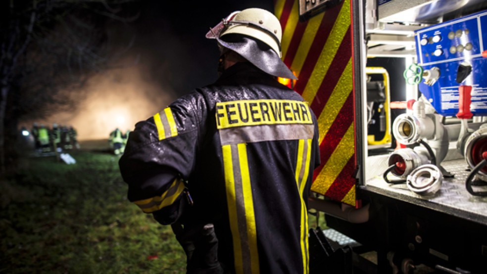 Auf einem Feld bei Spols in der Gemeinde Uplengen verbrannte ein Landwirt Sträucher. Anwohner alarmierten die Feuerwehr. © Foto: RZ-Archiv