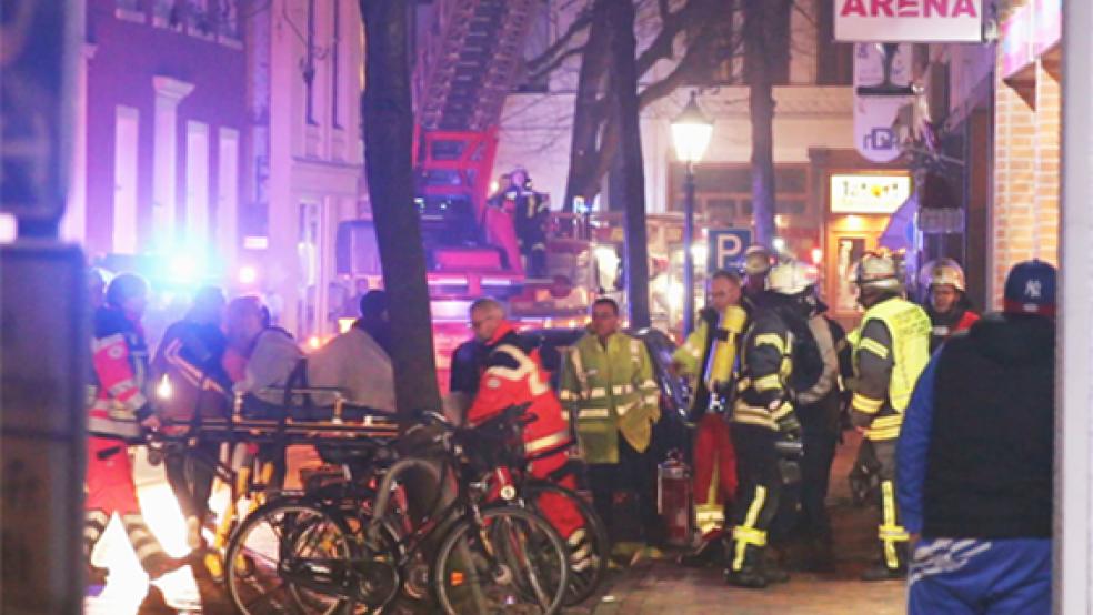 Bei dem Brandeinsatz in der Brunnenstraße war im Dienstag ein Großaufgebot an Feuerwehr und Rettungskräften im Einsatz. Offenbar löste ein technischer Defekt das Feuer aus. © Foto: Loger