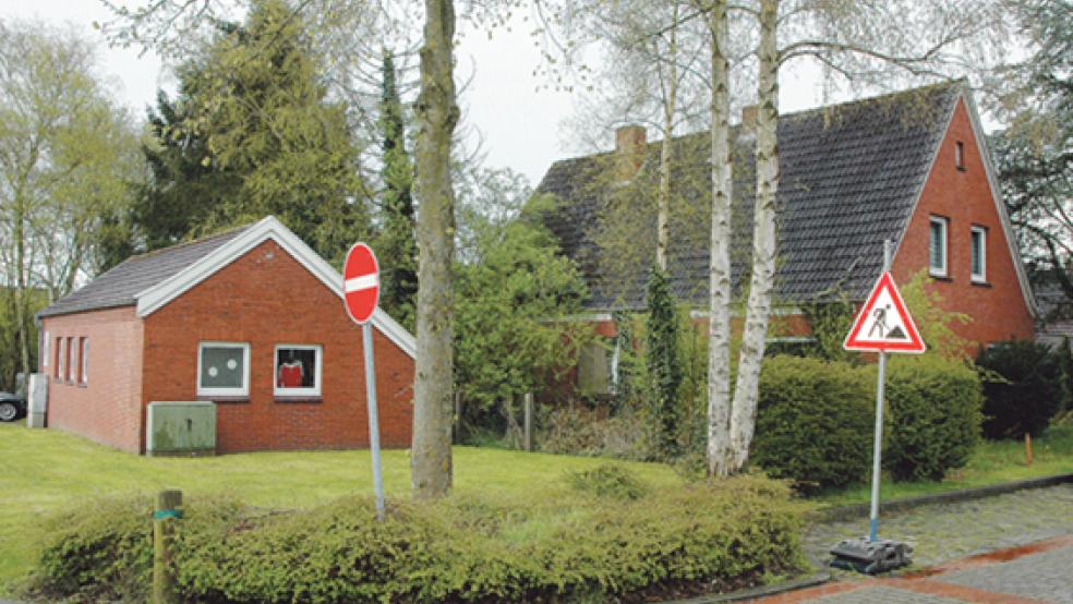 Das Grundstück an der Ecke Kellingwold/Birkenstraße in Bunde hat die Gemeinde bereits erworben. Das leerstehende Wohnhaus soll abgerissen werden, um Platz für das Familienzentrum zu schaffen. Doch die Co-Finanzierung der 2,3 Millionen Euro teuren Maßnahme kann sich die Gemeinde in diesem Haushaltsjahr nicht leisten. © Foto: Szyska