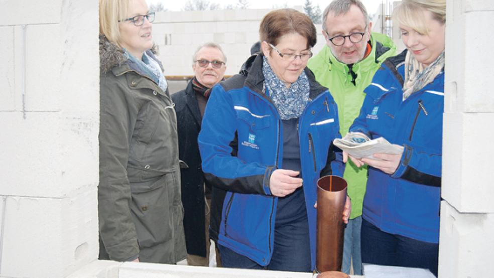 Erst falten, dann einmauern. Anke Aeissen hat die aktuelle RZ-Ausgabe in Händen, neben ihr Hilde Hommers und Angelika Wilken. Zweiter von rechts Architekt Andreas Klein, links im Hintergrund Wolfgang Philipps. © Foto: Hoegen