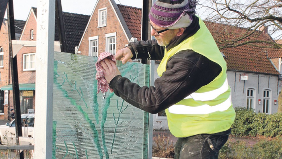 Die »T-Illusion« auf dem Kreisel vor dem Teemuseum der Stadt Norden ist perfekt. Am Donnerstag baute Vincent van Leeuwen die Skulptur zusammen mit seiner Frau Gemma auf. © Foto: privat