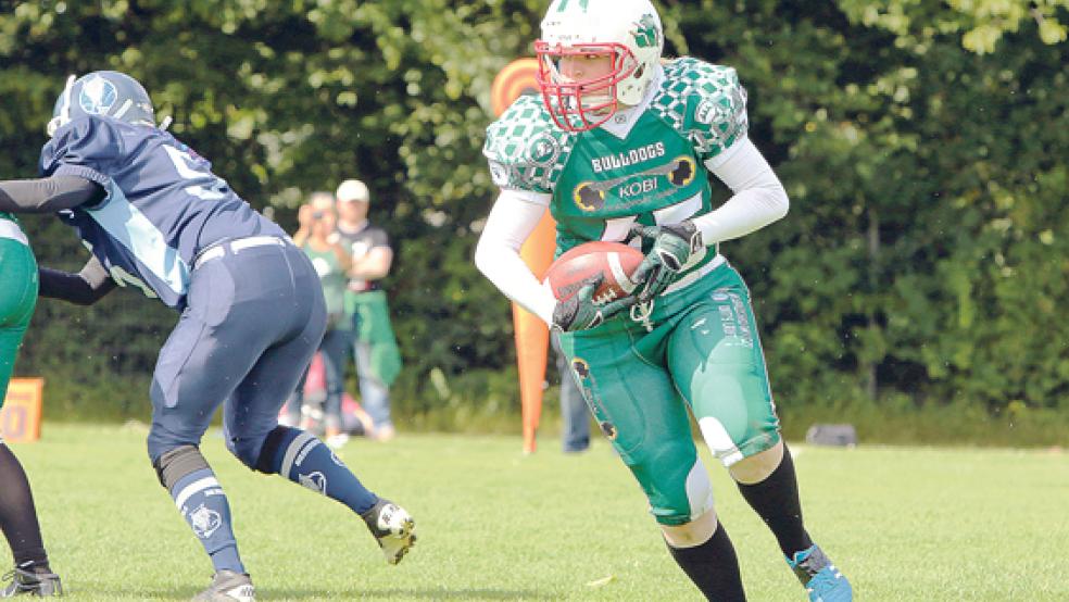 Helm und Schutzausrüstung sind die treuen Begleiter von Friederike Ostendorp auf dem Spielfeld. Football ist ihre große Leidenschaft. © Foto: Holger Beck, www.american-football.org