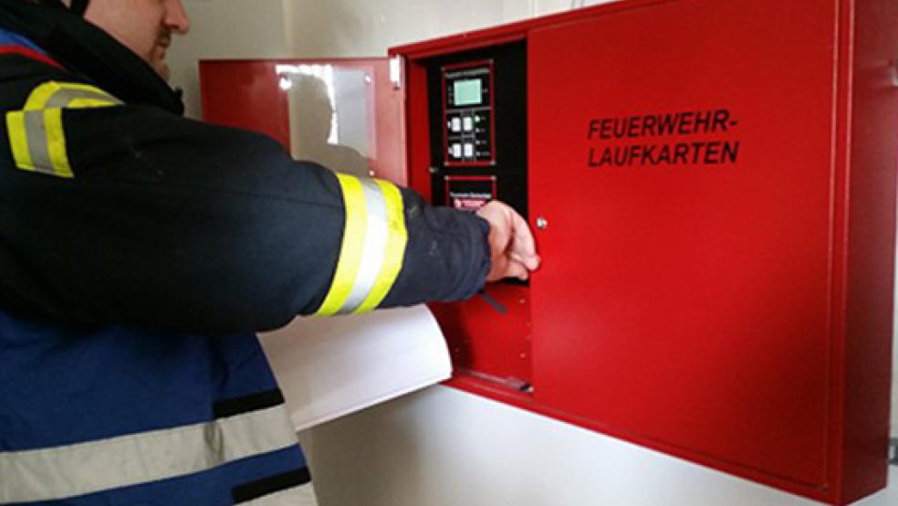 Die Feuerwehr rückte zu einem Alarm im Zollhaus aus - hier war der Brandmelder zurückzustellen. Und die Feuerwehr war auch nach einer offenbar böswilligen Alarmierung im Freizeithafen von Leer im Einsatz. © Foto: Klemmer