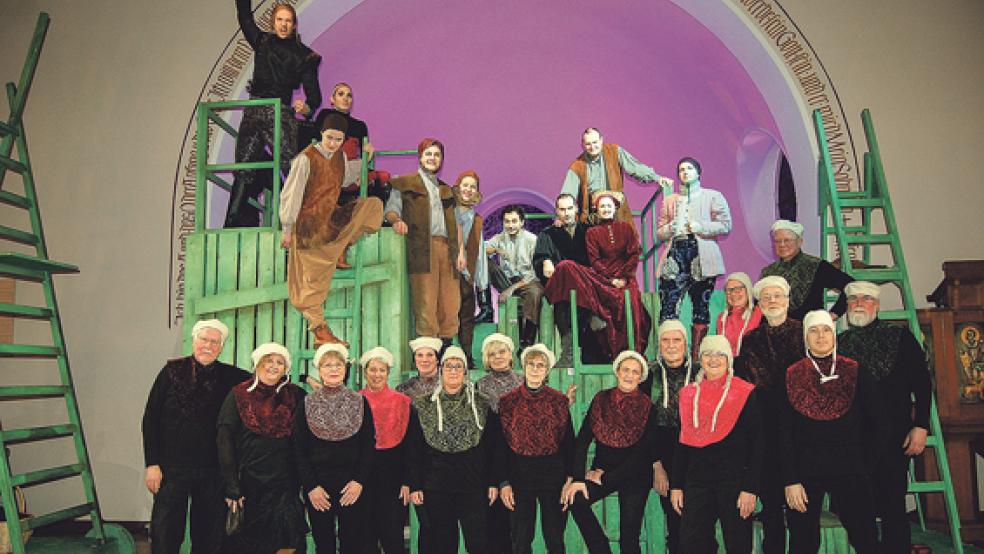 Bei einer Stellprobe präsentierte sich das Ensemble der Landesbühne am Freitag Abend wenige Minuten, bevor das Publikum in die Erlöserkirche strömte, dem RZ-Fotografen. Das Publikum war begeistert, ebenso Bernd Seeringer vom Freundeskreis Landesbühne: »Eine überzeugende Vorstellung«. © Foto: Hoegen