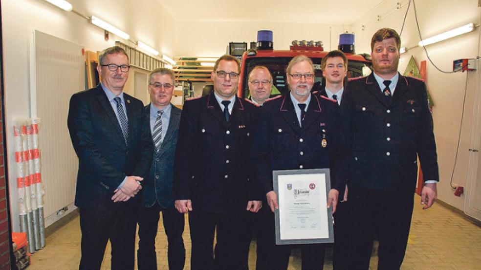 Freerk Spekker (mit Urkunde) wurde durch (von links) Helmut Geuken, Hinderk Leemhuis (Ordnungsamt), Stadtbrandmeister Jörg Fisser und seinem Sellvertreter Gerhard Kuper sowie Klaas-Enno Haken (stellvertretender Ortsbrandmeister) und Ortsbrandmeister Alwin Meints in die Altersabteilung verabschiedet. © Foto: Kuper