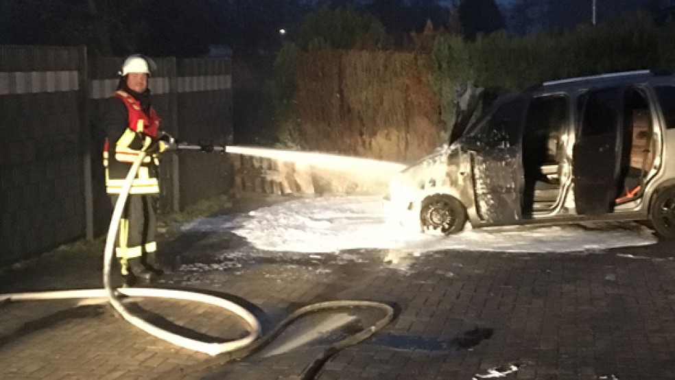 Die Feuerwehr verwendete Schaum, um Glutnester unschädlich zu machen. © Foto: Feuerwehr