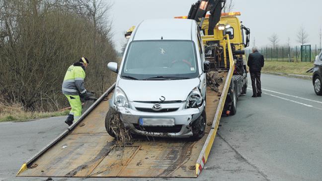 Auto stößt mit Sattelzug zusammen