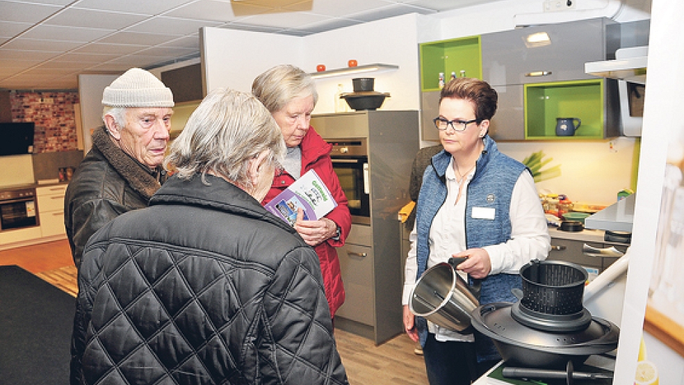 Ingrid Waltemathe aus Weener (rechts Bild) informierte interessierte Besucher über modernes Kochen. © Fotos: Wolters