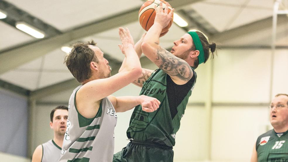 Die hohe Hürde Petersfehn überwanden die Bingumer Basketballer um Arnd Jan Battermann dank einer starken kämpferischen Leistung. © Fotos: Mentrup