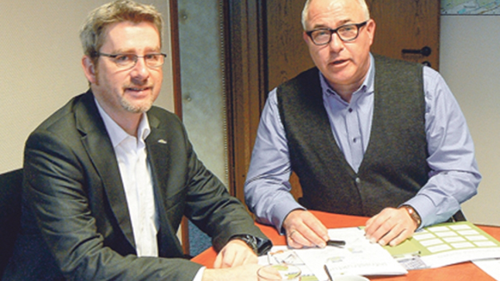 Der Geschäftsführer des Vereins »Ems-Achse«, Dr. Dirk Lüerßen (links), stattete dem Jemgumer Bürgermeister Hans-Peter Heikens einen Antrittsbesuch ab. © Foto: privat