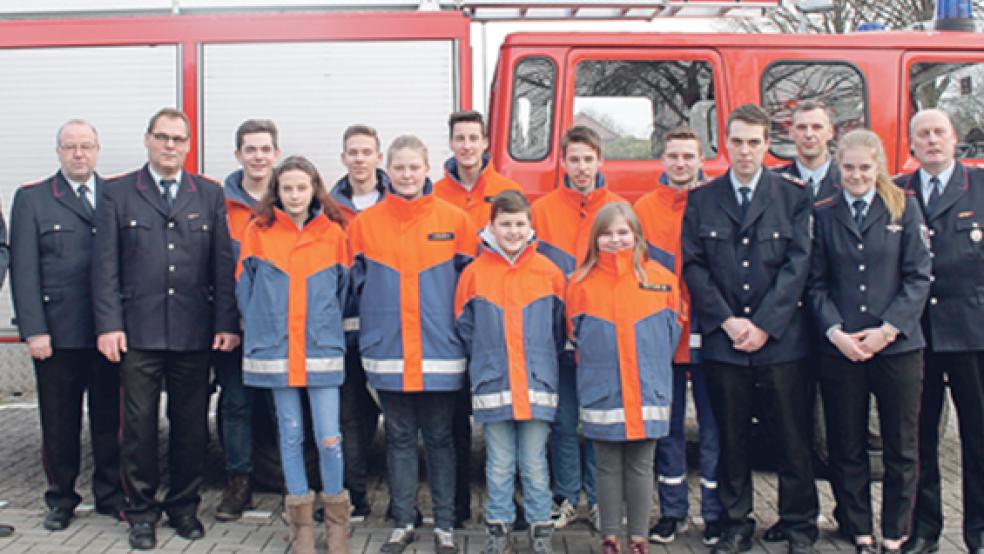 Die Stapelmoorer Jugendfeuerwehr um Jugendwart Dennis Modder (Vierter von rechts) nahm 2016 an vielen verschiedenen Veranstaltungen und Wettkämpfen teil. © Foto: Rand (Feuerwehr)