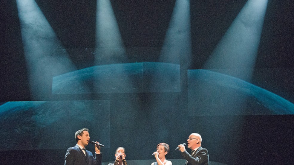 Stimmungsvoll und mit voller Stimme: Matthias Stockinger, Lara Grünfeld, Maria Jane Hyde und Paul Kribbe (von links) ließen die Udo Jürgens-Klassiker aufleben. © Fotos: Hanken