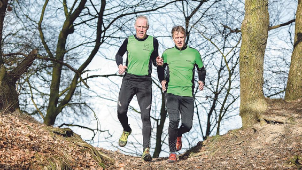 Hartes Training in idyllischer Umgebung: Heinz-Dieter Hinrichs (links) und Richard Hartema von der Laufgemeinschaft Teutonia Stapelmoor machen sich beim Crosslauf in Tunxdorf fit. © Foto: Mentrup