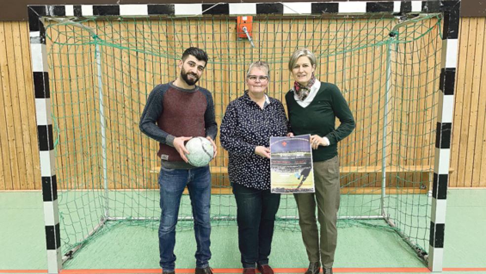 Freuen sich auf spannende Spiele am Wochenende in der Oberschulhalle in Weener: Kawa Hajji (Flüchtlingsberater des DRK), Hildegard Hinderks (DRK-Ortsverband Rheiderland) und Doris Brahms (DRK-Ehrenamtskoordinatorin in der Flüchtlingshilfe, von links). © Foto: privat