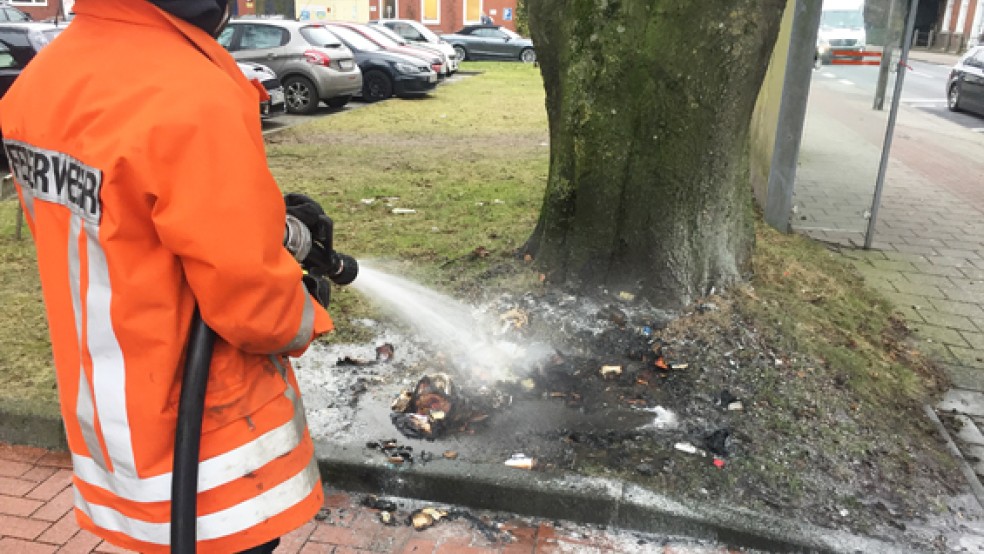 Der Brand an der Hauptstraße in Loga wurde schnell unter Kontrolle gebracht. © Foto: Feuerwehr