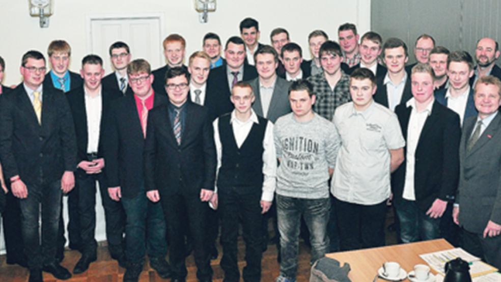 Die Prüflinge mit Obermeister Jan-Ulfert Claassen (Zweiter von rechts), dem Geschäftsführer der Kreishandwerkerschaft Leer-Wittmund, Detlef Greek, und dem Präsidenten der Handwerkskammer Albert Lienemann (rechts außen). © Foto: Wolters