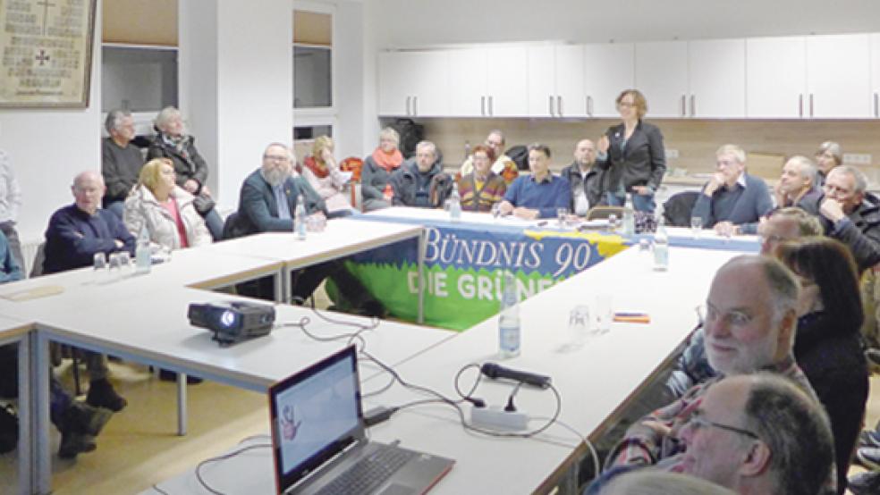 Julia Verlinden, energiepolitische Sprecherin der grünen Bundestagsfraktion (stehend), stellte jetzt bei einer Diskussionveranstaltung in Breinermoor die neue Fracking-Regelung der Bundesregierung vor.  © Foto: privat