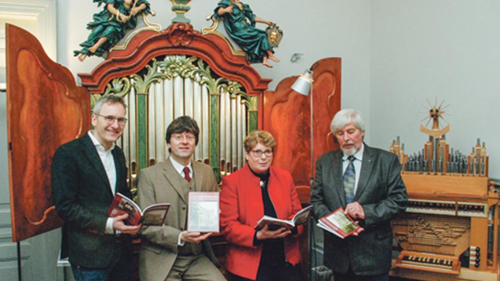 Die »Iben-Kabinettorgel« und die kleinere »Orgel für das Klassenzimmer« als Kulisse für die Buchvorstellung mit (von links) Florian Isensee (Verlag), Winfried Dahlke (Text), Hilke Klüver (Vorstand Organeum) und Günter Marklein (Fotografien). . © Foto: Kuper