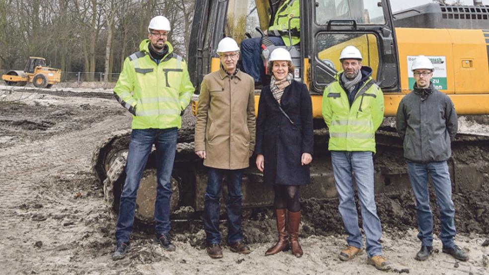 Baustellen-Besuch: (im Bild von links) Jens Lüning (Gebäudemanagement der Stadt Leer), Stadtbaurat Carsten Schoch, Bürgermeisterin Beatrix Kuhl, Bauleiter Torsten Klein und Christoph Köhler vom Architekturbüro Krüger. Im Bagger sitzt Polier Mike Langer. © Fotos: Fokken (Stadt Leer)