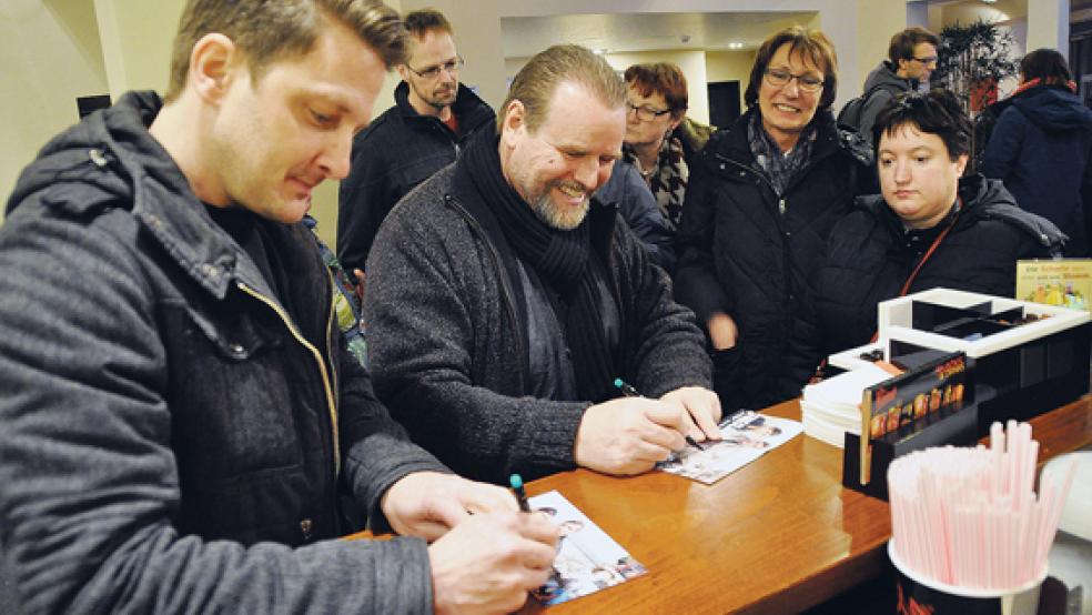 Die Serienstars Holger Stockhaus (links) und Felix Vörtler schrieben nach der Filmvorführung noch fleißig Autogramme im Foyer des Leeraner Kinos. © Foto: Wieking