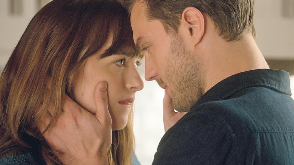 Sie können nicht mit, aber irgendwie auch nicht ohne einander: Anastasia Steele (Dakota Johnson) beginnt eine neue Affäre mit ihrem Lover Christian Grey (Jamie Doman).  © Foto: Universal Pictures