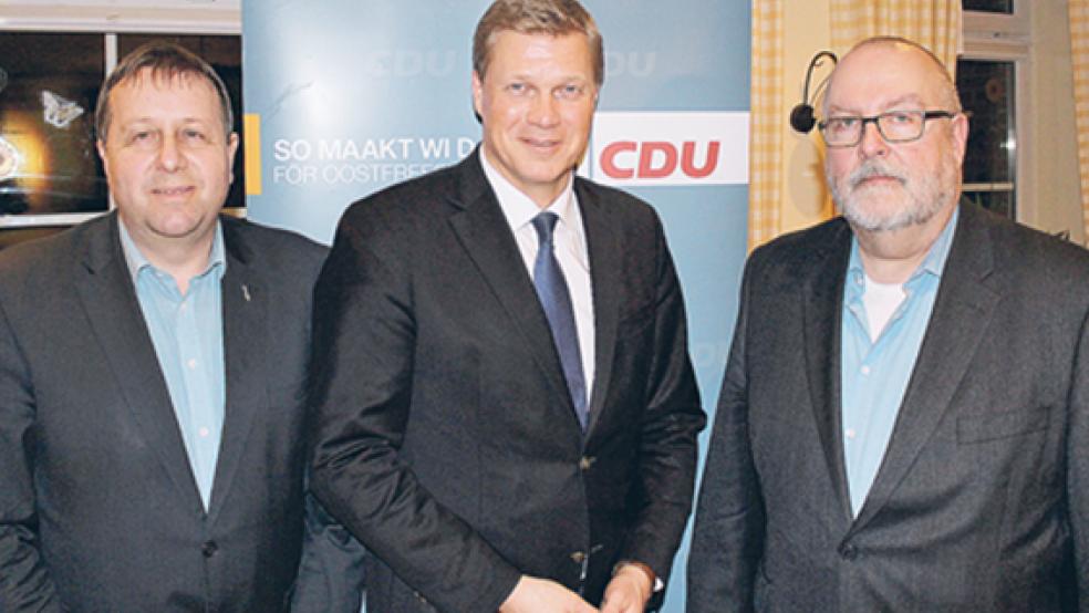 Ulf Thiele (Mitte) soll wieder für den Landtag kandidieren. Das Bild zeigt ihn mit (links) Heinz Brunken (CDU Uplengen) und dem CDU-Kreisvorsitzenden Dr. Burkhard Wallesch. © Foto: CDU