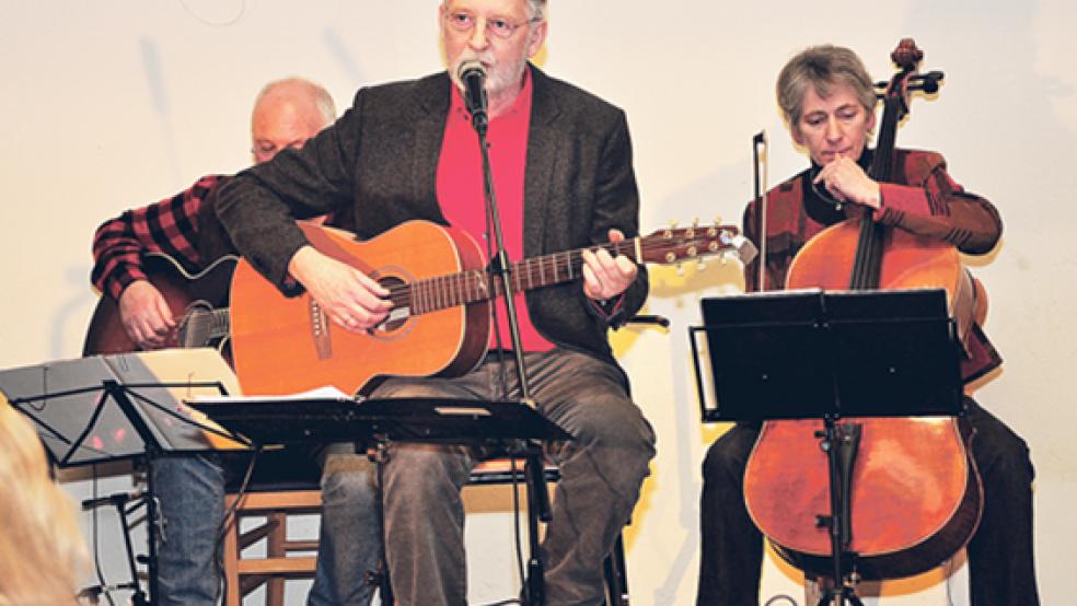 Musikalisch umrahmt wurde der Neujahrsempfang von Liedermacher Jan Cornelius und seinen Begleitern Klaus Hagemann (Gitarre) und Christa Ehring (Cello). © Fotos: Wolters