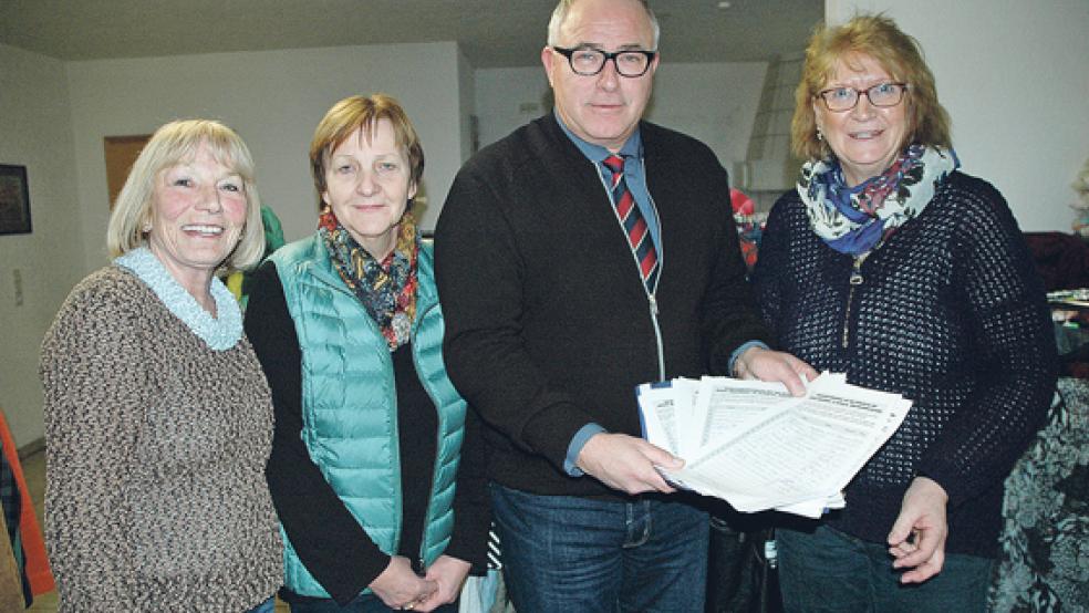 An Bürgermeister Hans-Peter Heikens haben (von links) Bärbel van Loo, Karin Hinderks und Gisela Hochmann gestern Nachmittag die Unterschriftenlisten für den Erhalt der alten Apotheke an der Oberfletmer Straße übergeben. © Foto: Szyska