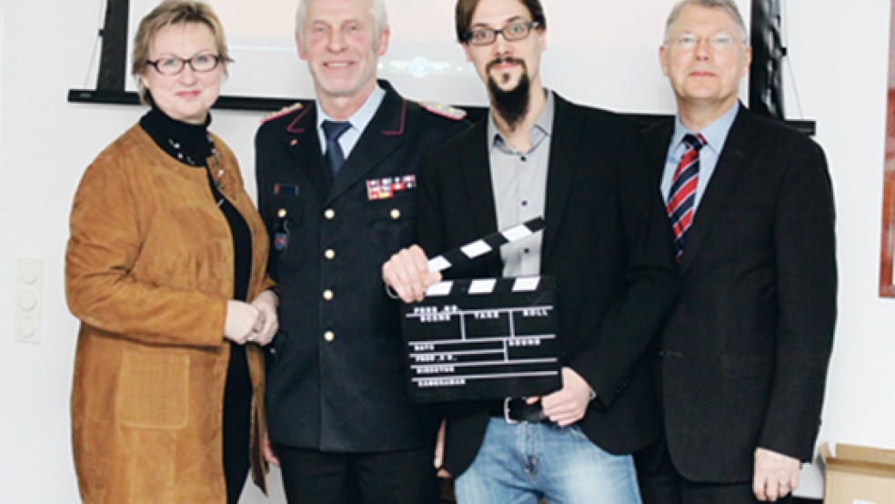 Sie haben den Werbespot auf den Weg gebracht: Filmemacher Nikolai Neumayer (2. von rechts) mit dem Chef des Feuerwehrverbandes Ostfriesland, Ernst Hemmen (2. von links), sowie den Verantwortlichen der Ostfriesischen Landschaftlichen Brandkasse, Signe Foetzki (Pressesprecherin) und Heinz-Herbert Dirks (Schadensvergütung).  © Foto: Jürgens