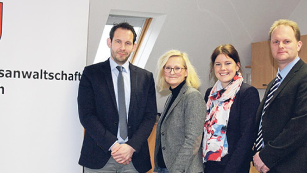 Ein arbeitsreiches Jahr haben hinter sich: (von links) Pressesprecher Helge Ommen, die Leitende Oberstaatsanwältin Kathrin Krüger, Pressesprecherin Katja Paulke und der »Herr der Zahlen« Jörg van Ohlen. © Foto: Ricken