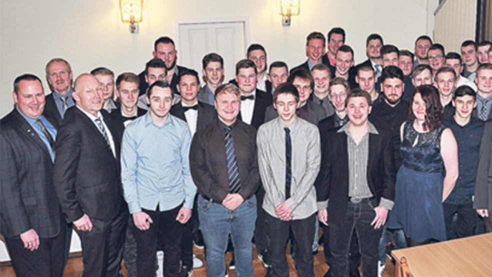 48 junge Fachkräfte wurden in Hesel nun ins Berufsleben entlassen. Aus dem Rheiderland erhielten die Weeneraner Daniel Bloem (Rheiderländer Maschinenbau GmbH), Felix Goßling (may Metallbau GmbH), Alexander Poll (Logaer Maschinenbau GmbH), Hannes Veenhuis (Reiner Kaput) aus Bunde, Stefan Diddens (Logaer Maschienenbau GmbH) und Jonas Alexander Riedel (Logaer Maschinenbau GmbH), beide aus Jemgum, ihre Gesellenbriefe. © Foto: Wolters