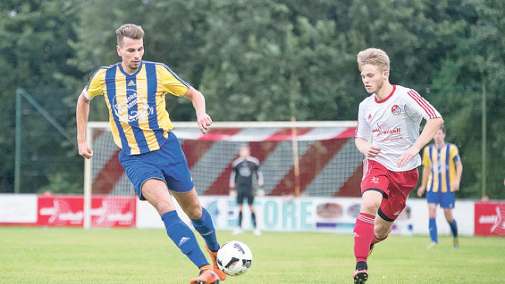 Die Verfolgerrolle hat sich seit dem Hinspiel verändert: Der TuS Weener um Marc Märsche (l.) will an den Jemgumern dran bleiben. Beim SV Ems ist Hauke Bugiel (r.) wieder ins Lauftraining zurückgekehrt. © Foto: Mentrup