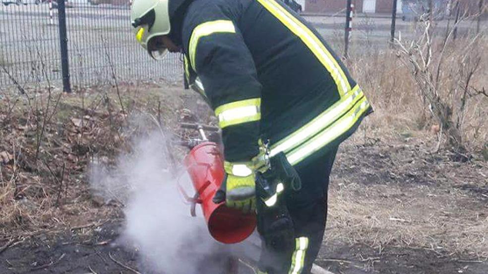 Hinter dem Zollhaus in Leer hatten Obdachlose am Wochenende zweimal Feuer entzündet, die gelöscht werden mussten. © Foto: Feuerwehr