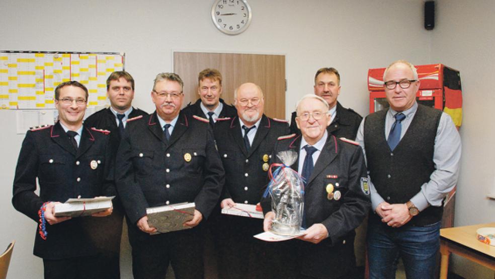Jubilare mit Urkunden und Präsenten: (von links) Björn Padeken (25 aktive Jahre), Günter Harms (50 aktive Jahre), Peter Heikens (50 Jahre) und Anneus Zuidema (70 Jahre), dahinter (von links) Ortsbrandmeister Jan Remmers, Ernst Berends (Kreisfeuerwehr), Gemeindebrandmeister Jan Hilbrands und Bürgermeister Hans-Peter Heikens.  © Fotos: Kuper